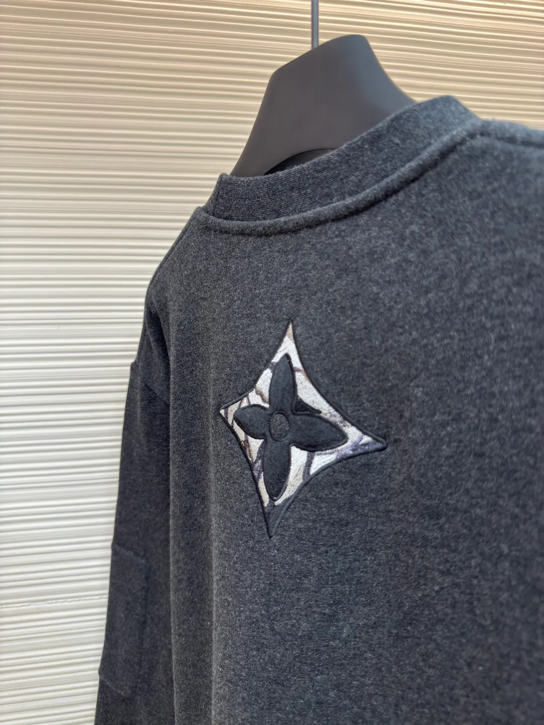 LOUIS VUITTON Sleeve Pocket Pullover Sweatshirt ●Authentic product: 10200 purchased and developed ●Item number: 1680291-A85 ●Fabric: double-ply cotton sweatshirt fabric ●Technology: embroidery production ●Version: fitted version ●Weight: about 590 grams ●Size: XS-S-M-L ●Description: The fabric is made of 32s double-ply cotton sweatshirt fabric. Y version of the yarn color was purchased. Special dark gray cotton yarn was ordered and spun to make cotton yarn. The gray fabric was woven in a large circle. After the gray fabric was washed and shaped, the base fabric was made of fleece and shearing. It was matched with special yarns on the same surface to make ribbing. The front and back panels were embroidered by Japanese Tajima embroidery machine, flat embroidery and three-dimensional overlapping stitch embroidery. The sleeves were opened with a flat car template machine and the pendant was printed with a three-dimensional silicone color sealing film. The overall wiring is straight and delicate, the fabric is comfortable and soft, and the color is consistent without color difference. It can be matched with the same style to create a fashionable look and control various occasions. Customized accessories, complete with three standards, same style for men and women!